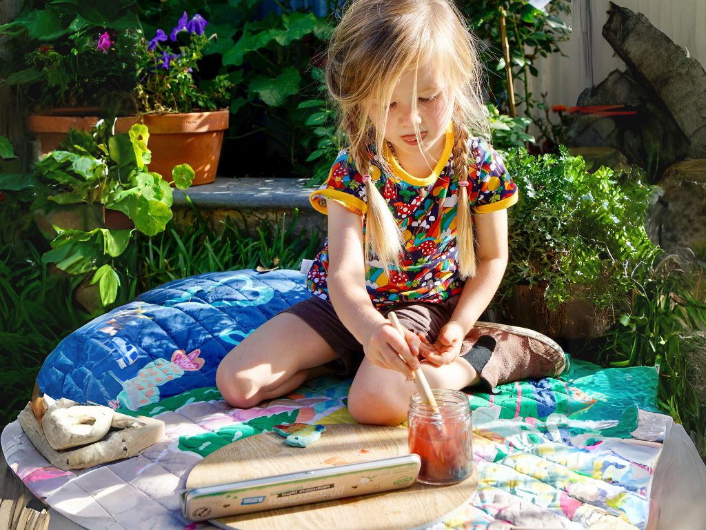Summer Activities for Kids: Watercolor Ice Painting! đď¸